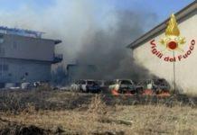 Incendi in Calabria – fiamme raggiungono casa: evacuate persone