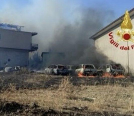 Incendi in Calabria – fiamme raggiungono casa: evacuate persone