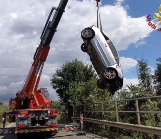 Calabria- auto finisce in torrente: morto 18enne