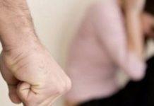 Maltratta e picchia la compagna davanti figlio minore – arrestato