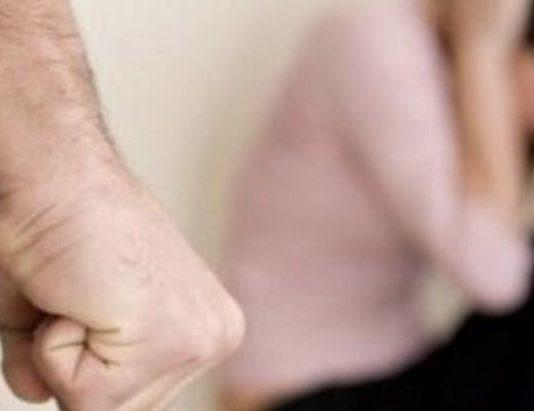 Maltratta e picchia la compagna davanti figlio minore – arrestato