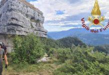 Tenta di recuperare cellulare della fidanzata, scivola in un dirupo e muore