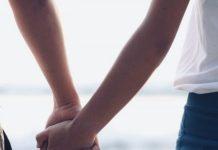 Non accetta relazione della figlia ed accoltella lei e la compagna: “Volete morire insieme? È arrivato il momento”
