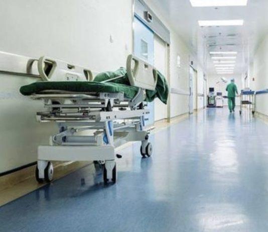 Calci e pugni alla figlia di 8 mesi della compagna: bimba ricoverata in gravissime condizioni