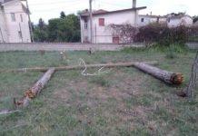 Cede trave altalena – muore 12enne