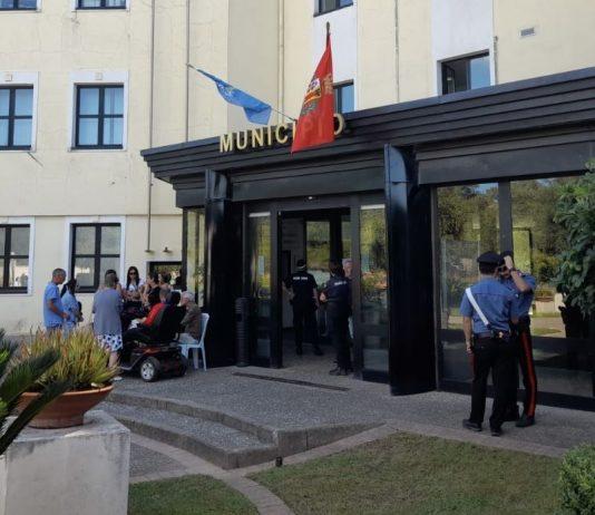 Rosarno – protesta al comune degli “abitanti di via Pitagora”