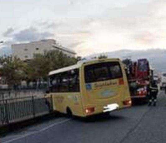 Reggio Calabria – Scuolabus finisce fuori strada rischiando di precipitare in torrente