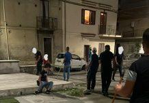 Rosarno – gruppo di ragazzi pulisce piazzetta: “Abbandonati dall’Amministrazione, stanchi di vivere nella spazzatura”