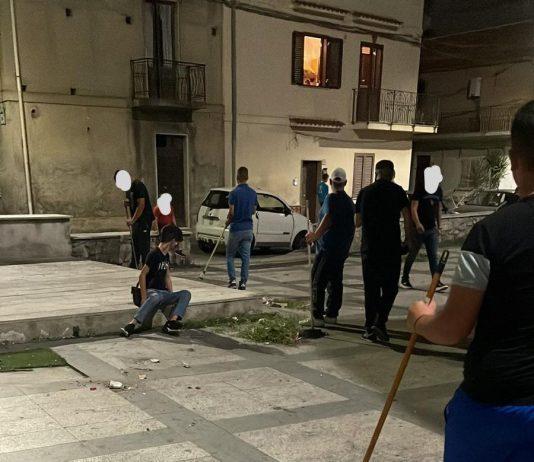 Rosarno – gruppo di ragazzi pulisce piazzetta: “Abbandonati dall’Amministrazione, stanchi di vivere nella spazzatura”