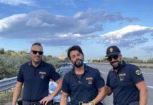 Calabria – cane abbandonato in strada statale salvato da poliziotto che lo adotta