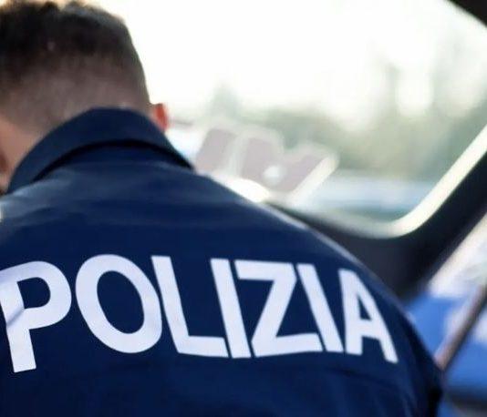 Lasciano bimbe di 4 e 6 anni chiuse in auto sotto sole – denunciate madre e zia