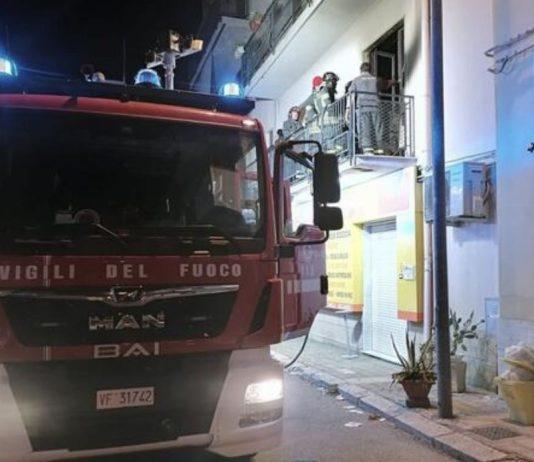 Incendio nella notte in appartamento a Reggio, morto 76enne