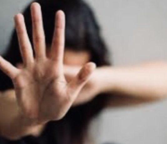 Rifiuta rapporto sessuale a 3, picchiata dal fidanzato e dal cognato