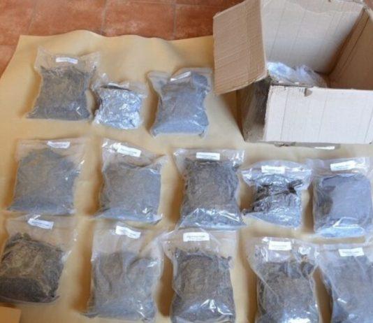Ordina un paio di scarpe online ma riceve anche 7kg di droga