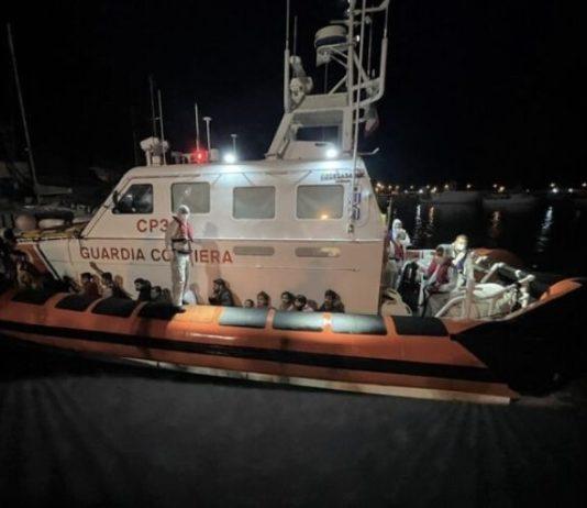 Nuovi sbarchi migranti a Roccella Ionica: arrivati in 230