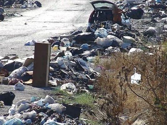 Scarica rifiuti su suolo pubblico più di 60 volte: denunciato 41enne