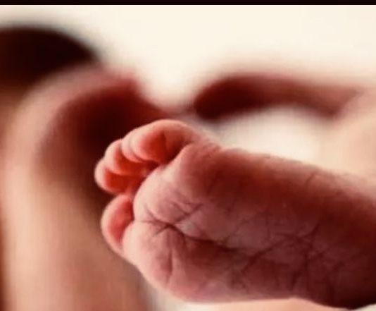 Neonato abbandonato in sacchetto di plastica