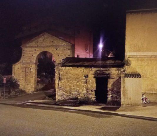 Palmi – incendio deposito attrezzature agricole