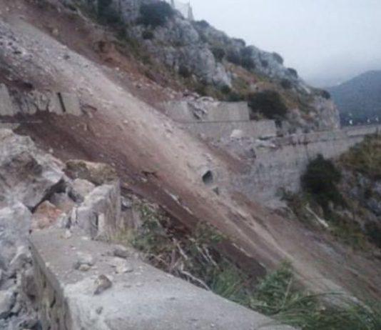 Maltempo al Sud, frana invade strada statale