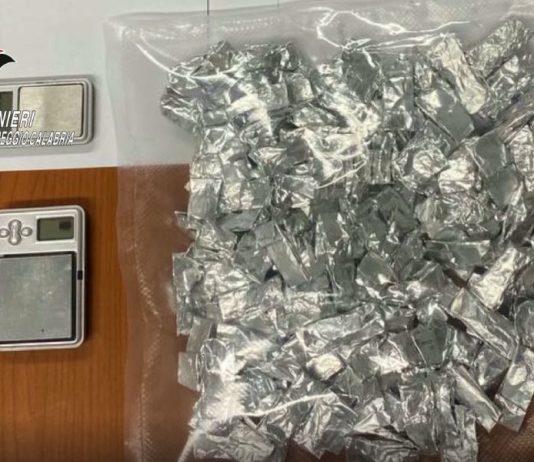 Cocaina e cartucce nascoste dentro cassaforte muro: arrestato 28enne