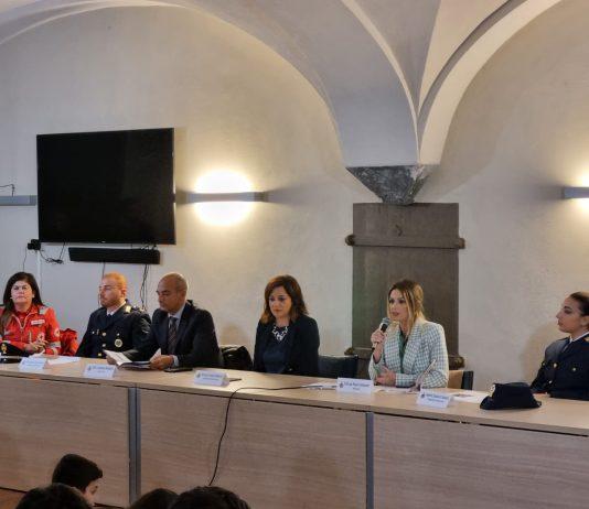 Gioia Tauro – Giornata Internazionale per l’Eliminazione della Violenza sulle Donne: Amministrazione Comunale, Croce Rossa Italiana e Polizia di Stato incontrano i ragazzi degli Istituti Comprensivi “Paolo VI” e “F.Pentimalli”