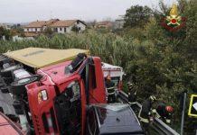 Camion si ribalta e schiaccia ambulanza: due morti