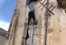 Incendio in centro storico: giovane si salva lanciandosi da balcone