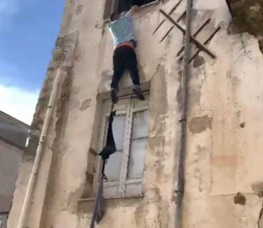 Incendio in centro storico: giovane si salva lanciandosi da balcone