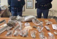 Aveva in casa due kg di marijuana e munizioni: arrestato