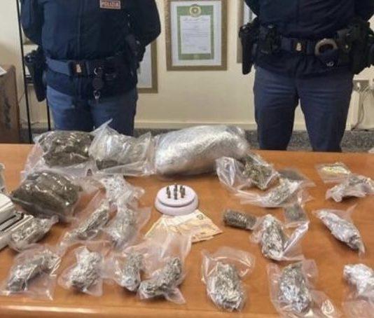 Aveva in casa due kg di marijuana e munizioni: arrestato