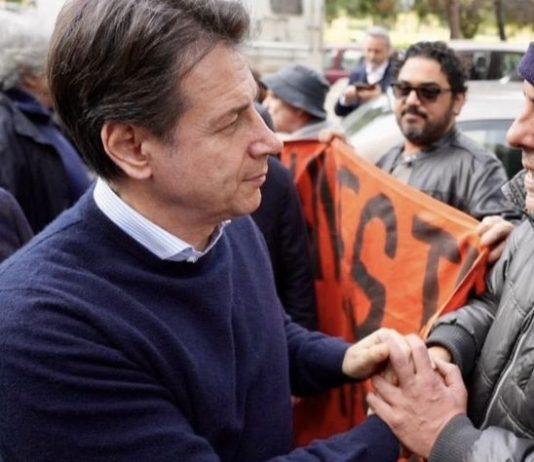 Giuseppe Conte visita quartiere Zen Palermo, sul reddito: “Non molliamo di un centimetro”
