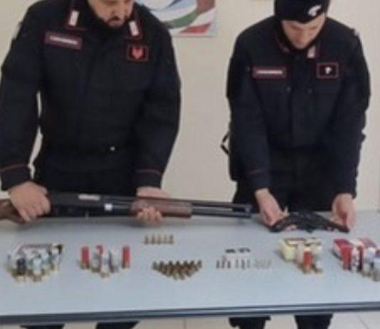 Fucile, pistola e munizioni nascosti in capanno – arrestato 38enne