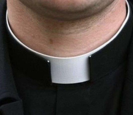 Si traveste da prete e tenta di rubare offerte sagrestia