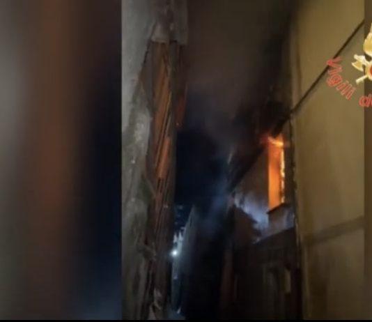 Incendio in abitazione nel centro storico