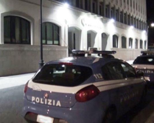 Reggio – Sedata dalle Volanti una rissa in Piazza Garibaldi, sei le persone arrestate