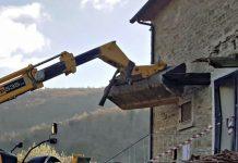 Tenta di sfondare villetta del vicino con una ruspa, ucciso a fucilate