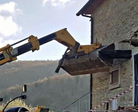 Tenta di sfondare villetta del vicino con una ruspa, ucciso a fucilate