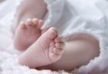 Mamma si addormenta mentre allatta: muore neonato