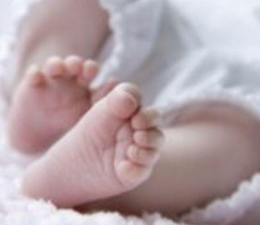 Mamma si addormenta mentre allatta: muore neonato