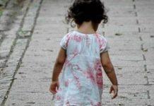 Bimba di 4 anni lasciata sola in casa dai genitori, esce e si perde al mercato Foto repertorio