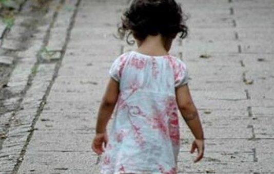 Bimba di 4 anni lasciata sola in casa dai genitori, esce e si perde al mercato Foto repertorio