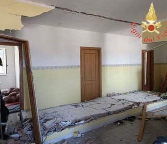 Esplosione in abitazione per fuga di gas, due persone ferite