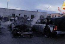 Incendio in un parcheggio: sei auto distrutte da fuoco