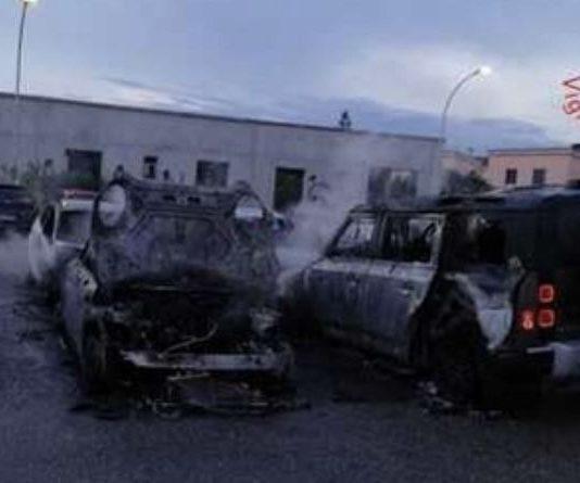 Incendio in un parcheggio: sei auto distrutte da fuoco