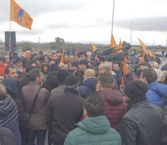 Grande adesione allo sciopero dei portuali di Gioia Tauro: la piazza manifesta contro licenziamento Mimmo Macrì