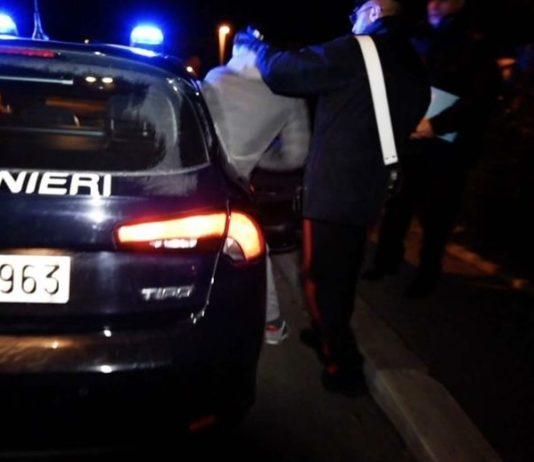 Si presenta dai carabinieri con il cadavere della moglie nel furgone – arrestato 40enne