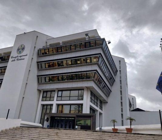 Il Consiglio regionale della Calabria con le bandiere a mezz’asta in segno di lutto per i migranti morti