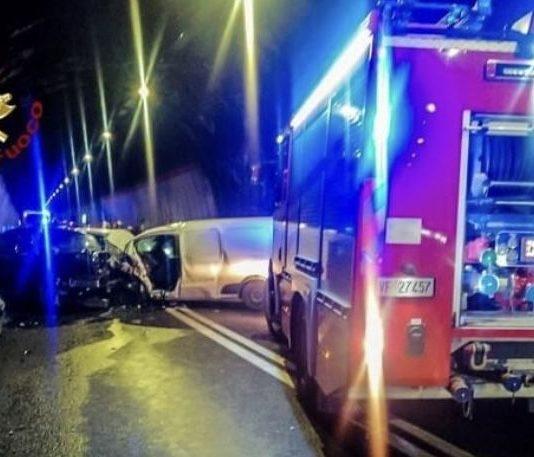 Grave incidente tra furgone e due auto: due feriti di cui uno grave