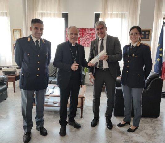 Polizia di Stato di Reggio: Consegnato all’Arcivescovo di Reggio Calabria l’olio del ‘Giardino della Memoria’ di Capaci