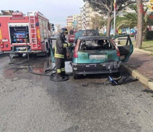 Auto in fiamme sul lungomare: nessun ferito